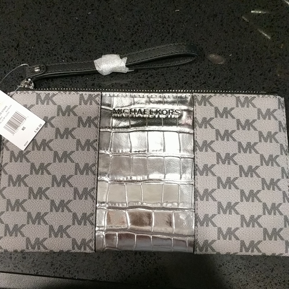 Center stripe zip clutch